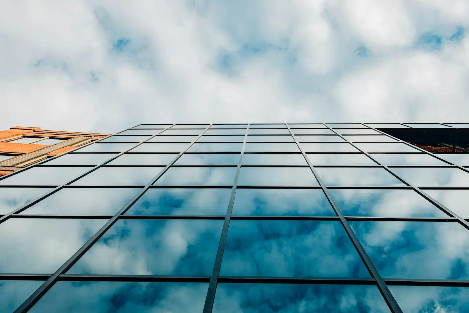 Fachada de vidrio reflejando el cielo